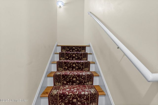 10407 Forest Garden Ln, Louisville, KY 40223