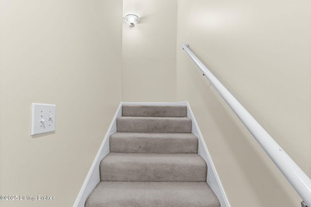 10407 Forest Garden Ln, Louisville, KY 40223