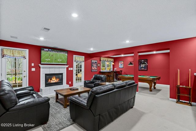 10407 Forest Garden Ln, Louisville, KY 40223