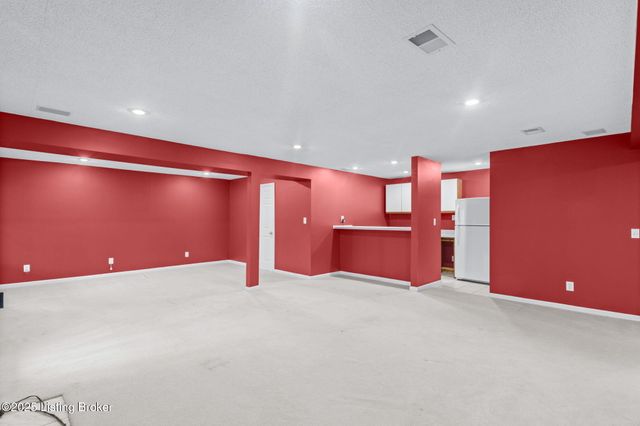 10407 Forest Garden Ln, Louisville, KY 40223