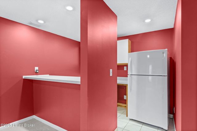 10407 Forest Garden Ln, Louisville, KY 40223