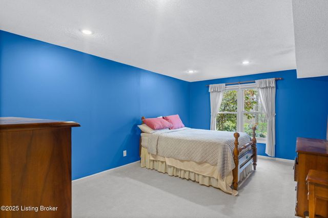 10407 Forest Garden Ln, Louisville, KY 40223