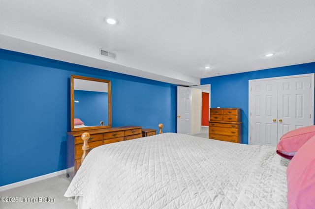 10407 Forest Garden Ln, Louisville, KY 40223