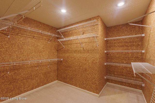 10407 Forest Garden Ln, Louisville, KY 40223