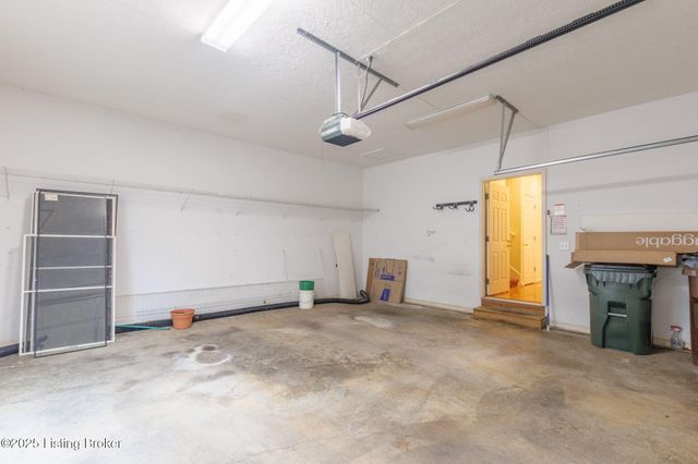 10407 Forest Garden Ln, Louisville, KY 40223