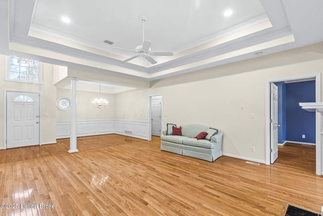 10407 Forest Garden Ln, Louisville, KY 40223