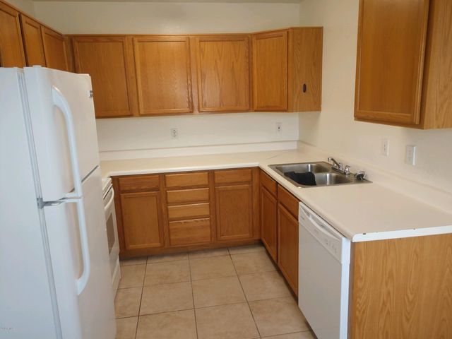 2692 S Yavapai Road Apt 3, Apache Junction, AZ 85119