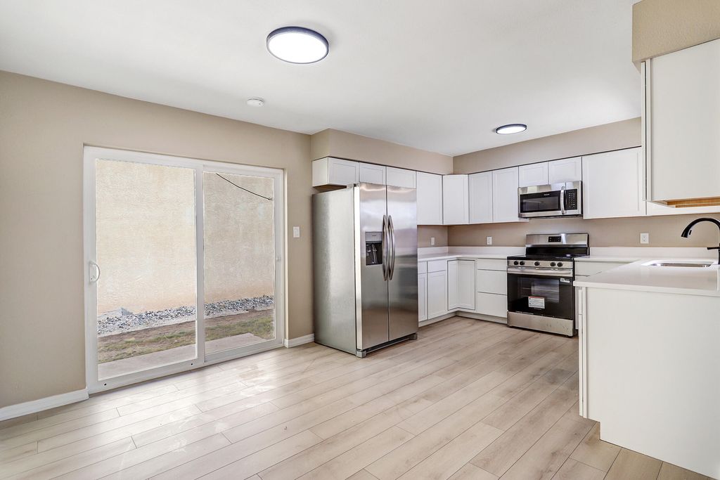 Image 12 of property listing at 3812 Lafayette Drive NE, Albuquerque, NM 87107