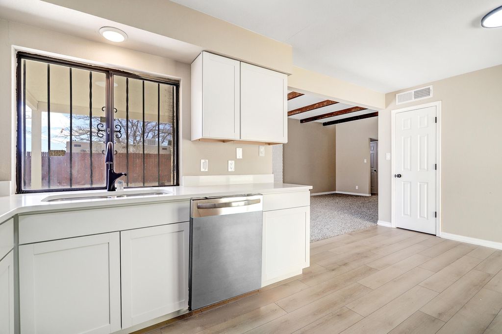 Image 14 of property listing at 3812 Lafayette Drive NE, Albuquerque, NM 87107