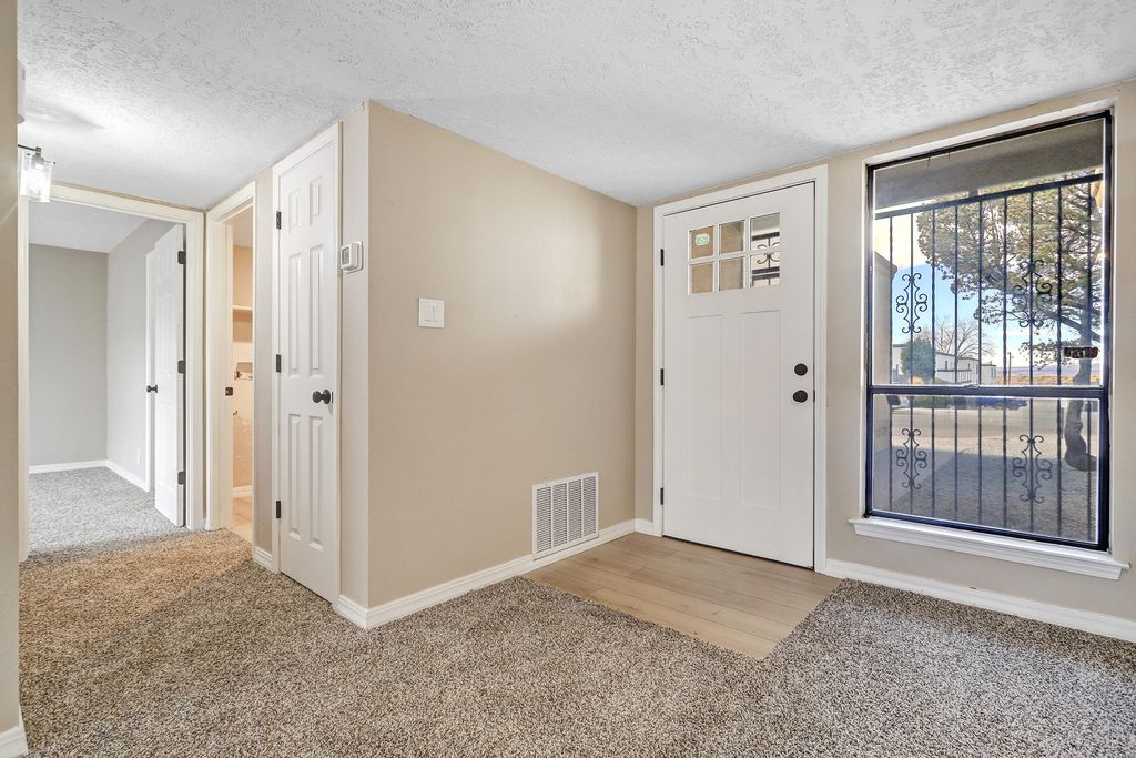 Image 17 of property listing at 3812 Lafayette Drive NE, Albuquerque, NM 87107