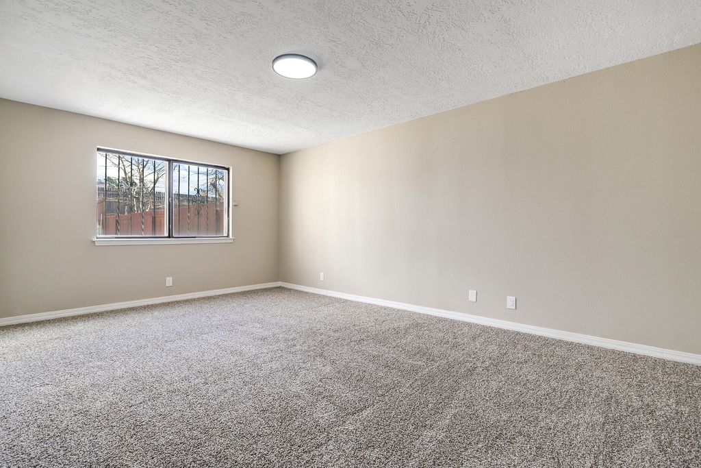 Image 18 of property listing at 3812 Lafayette Drive NE, Albuquerque, NM 87107