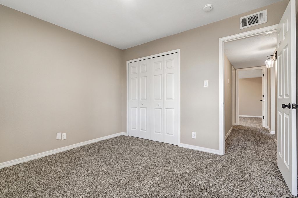 Image 5 of property listing at 3812 Lafayette Drive NE, Albuquerque, NM 87107