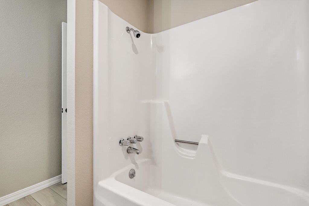 Image 7 of property listing at 3812 Lafayette Drive NE, Albuquerque, NM 87107