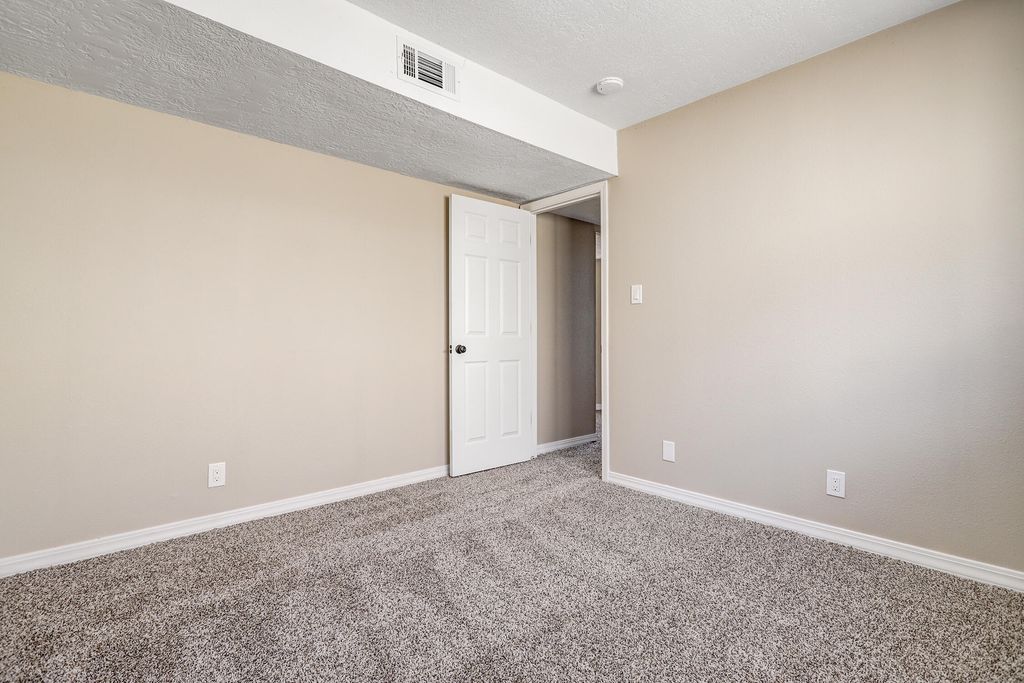 Image 9 of property listing at 3812 Lafayette Drive NE, Albuquerque, NM 87107