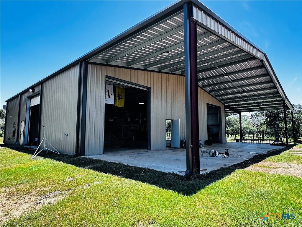 600 Rice Davis Road, Yoakum, TX 77995