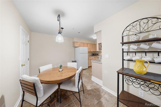 10177 Nancys Boulevard 86, Grosse Ile, MI 48138