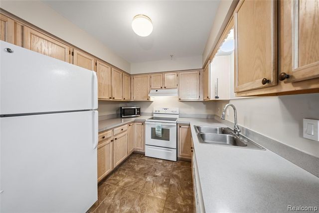 10177 Nancys Boulevard 86, Grosse Ile, MI 48138