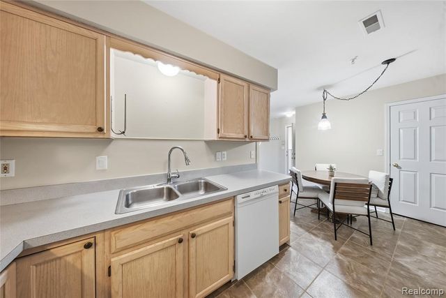 10177 Nancys Boulevard 86, Grosse Ile, MI 48138