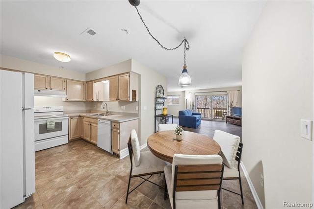 10177 Nancys Boulevard 86, Grosse Ile, MI 48138