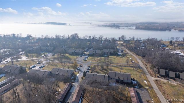 10177 Nancys Boulevard 86, Grosse Ile, MI 48138