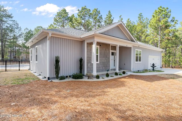 102 Roxburgh Court, West End, NC 27376