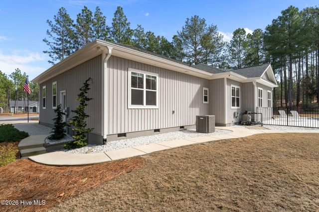 102 Roxburgh Court, West End, NC 27376