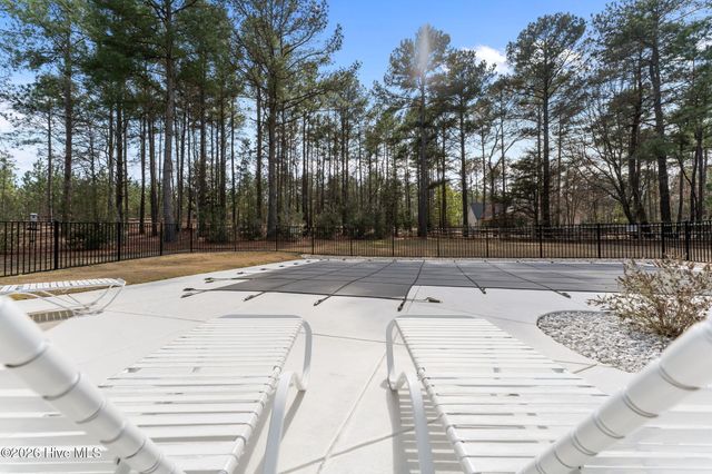 102 Roxburgh Court, West End, NC 27376