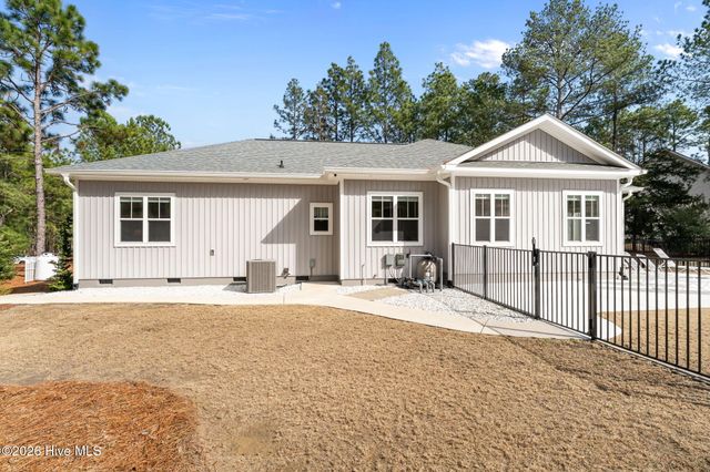 102 Roxburgh Court, West End, NC 27376