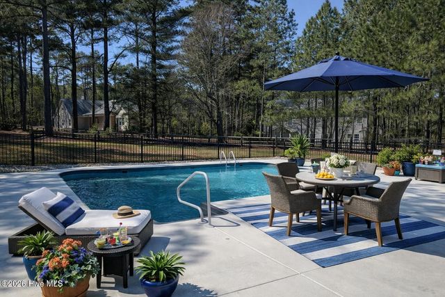 102 Roxburgh Court, West End, NC 27376