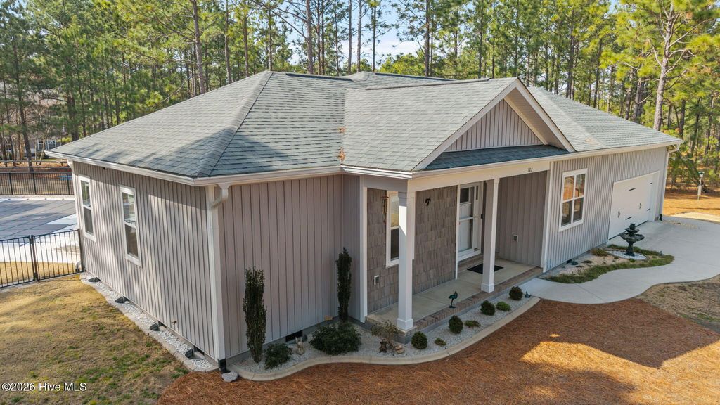 102 Roxburgh Court, West End, NC 27376