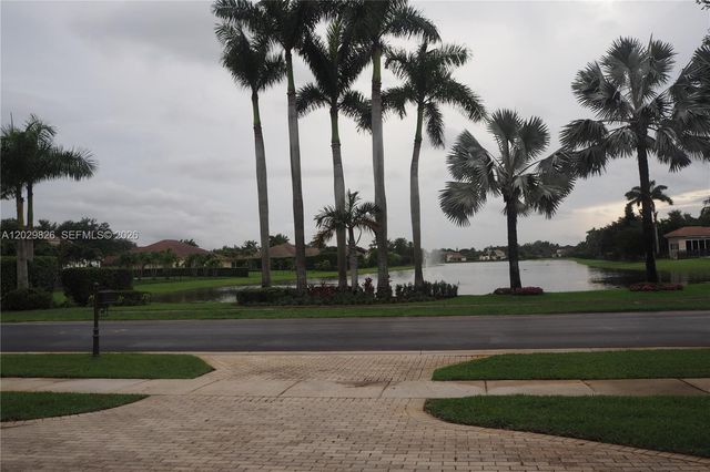 2750 E Jockey Cir E, Davie, FL 33330