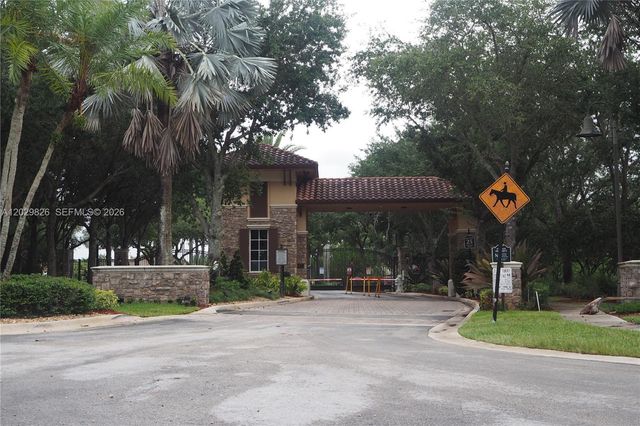 2750 E Jockey Cir E, Davie, FL 33330
