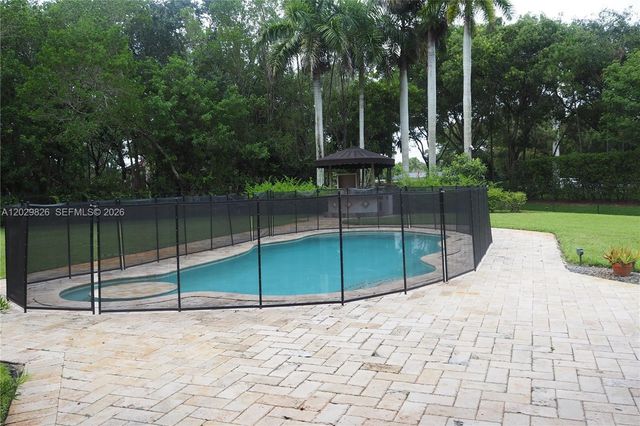 2750 E Jockey Cir E, Davie, FL 33330