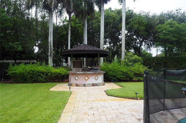 2750 E Jockey Cir E, Davie, FL 33330