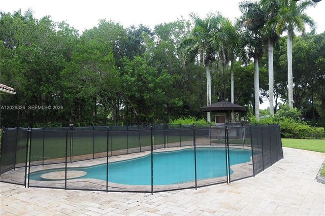 2750 E Jockey Cir E, Davie, FL 33330