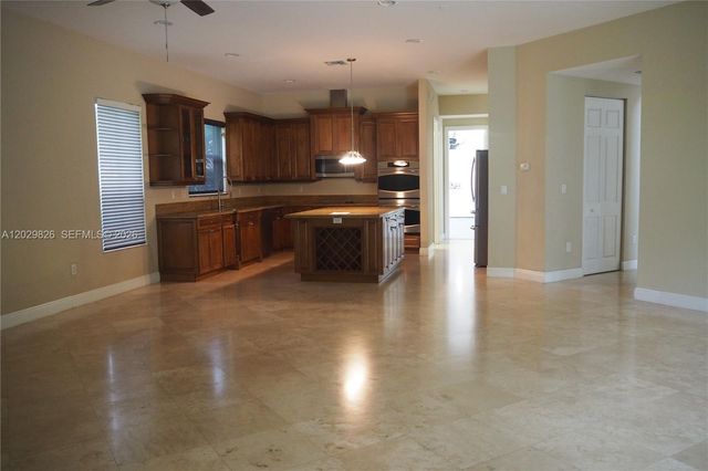 2750 E Jockey Cir E, Davie, FL 33330