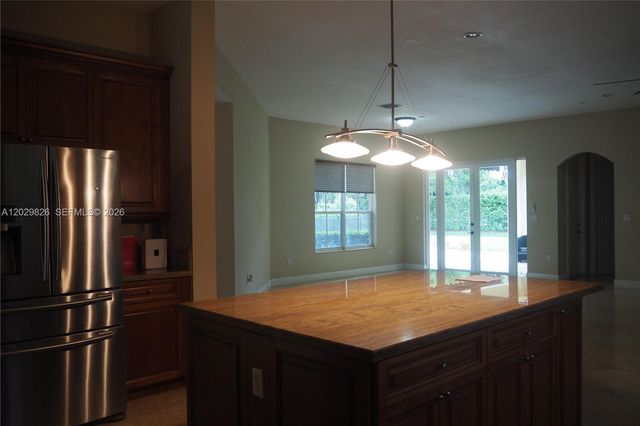 2750 E Jockey Cir E, Davie, FL 33330
