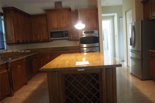 2750 E Jockey Cir E, Davie, FL 33330