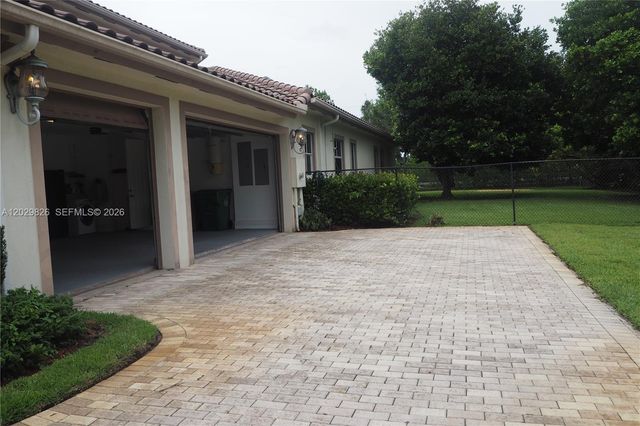 2750 E Jockey Cir E, Davie, FL 33330