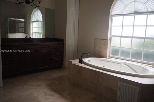 2750 E Jockey Cir E, Davie, FL 33330