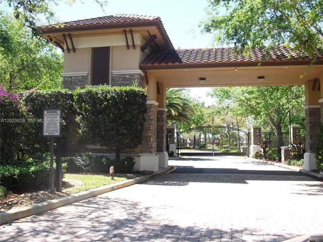 2750 E Jockey Cir E, Davie, FL 33330