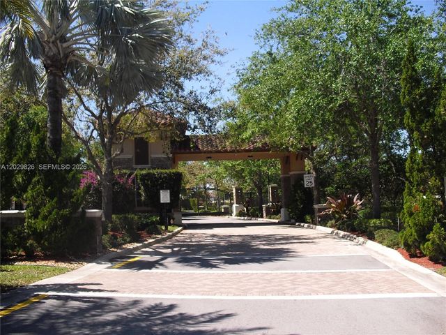 2750 E Jockey Cir E, Davie, FL 33330