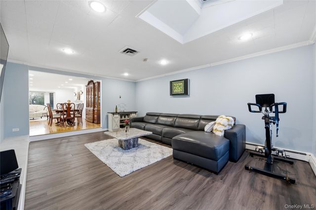 49 Canterbury Road, Woodbury, NY 11797