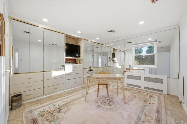 49 Canterbury Road, Woodbury, NY 11797