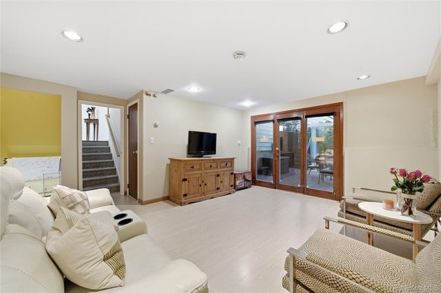 49 Canterbury Road, Woodbury, NY 11797