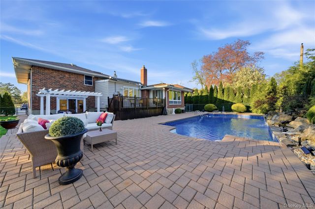 49 Canterbury Road, Woodbury, NY 11797