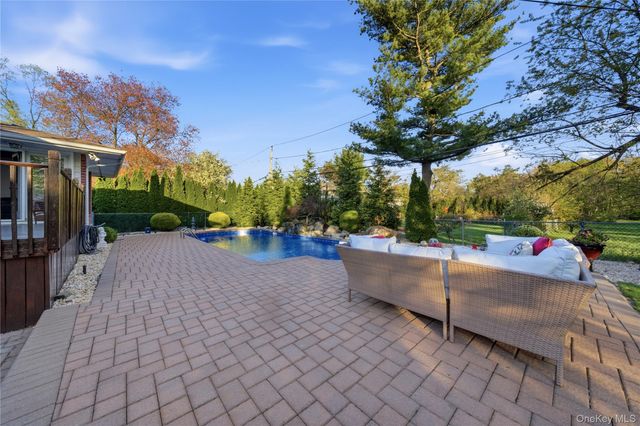 49 Canterbury Road, Woodbury, NY 11797