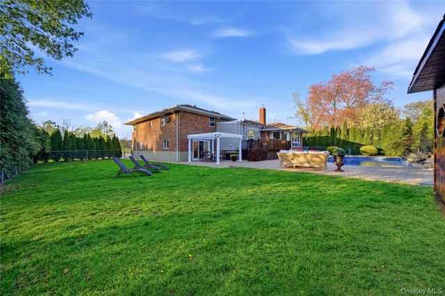 49 Canterbury Road, Woodbury, NY 11797