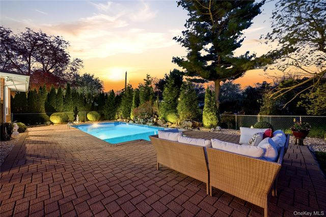 49 Canterbury Road, Woodbury, NY 11797