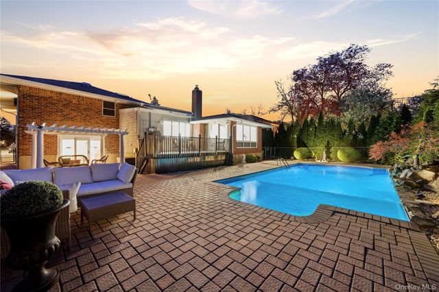 49 Canterbury Road, Woodbury, NY 11797